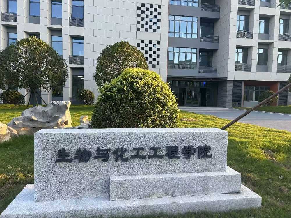 红原县扬州职业大学体育场高杆灯项目